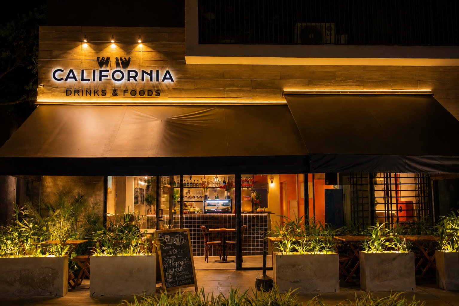 California Drinks and Foods — Ambiente aconchegante à noite